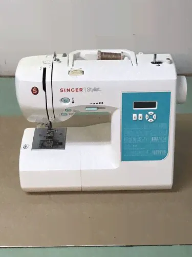 SINGER STYLIST 7258 COMPUTERIZED SEWING MACHINE W/ FOOT CONTROL ACCESSORIES-0