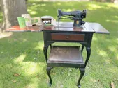 1938 Queen Anne Singer Sewing Machine in Cabinet Stool AF002321 Model: 201-2
